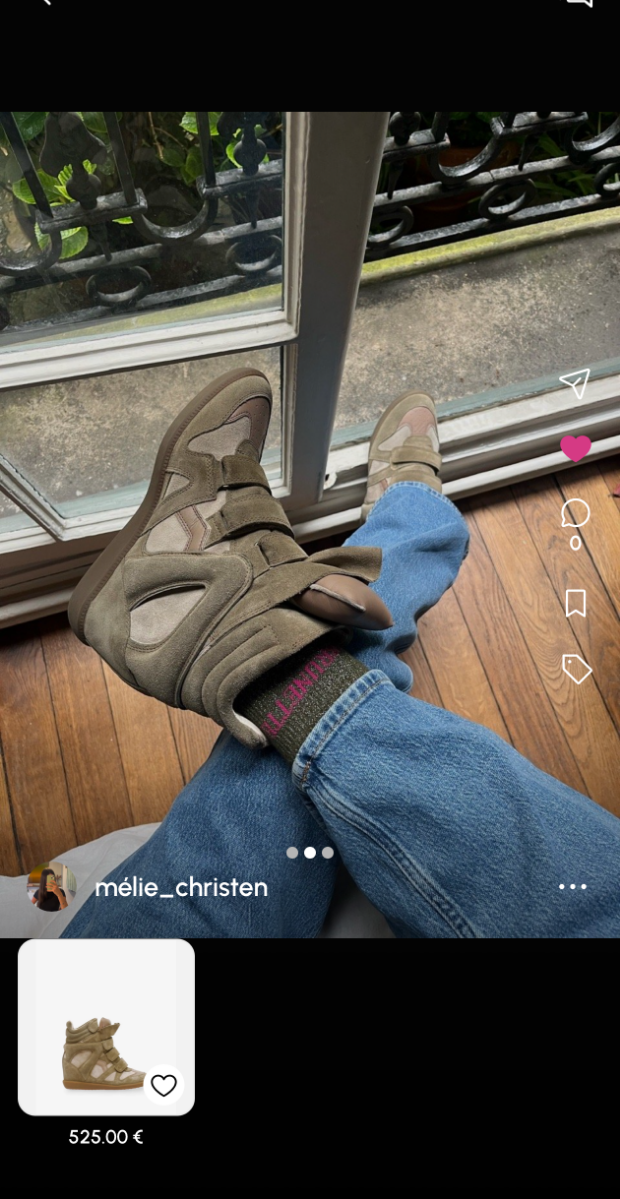 Une publication joezz de mélie_christen : assise par terre devant une porte-fenêtre, elle photographie ses propres pieds, en jean et sandales. La chaussure est identifiée sous la photo, à 525,00 €.