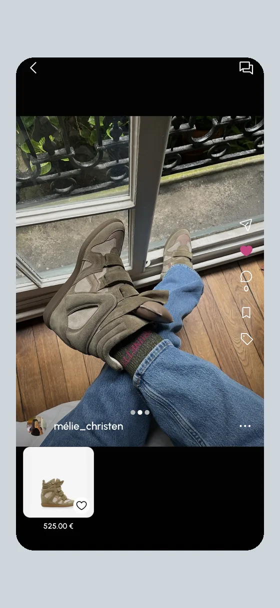 Une publication de mélie_christen : des baskets compensées en daim kaki portées avec un jean, devant une fenêtre. La paire est reprise sous la photo, à 525 €.